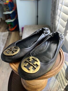 Tory Burch, size 8.5, Black Leather Ballet Flats w/ Gold Logo Emblem, UIGC